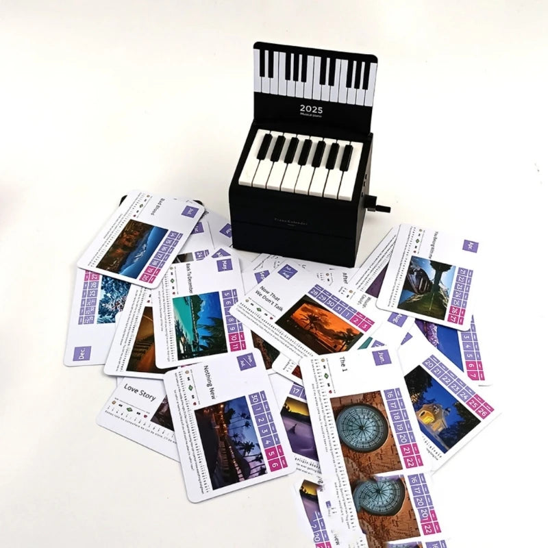 Calendario de escritorio con piano pequeño de 15 teclas para 2025 con letras de canciones y 28 tarjetas de textura plástica, adecuado para familiares y amigos