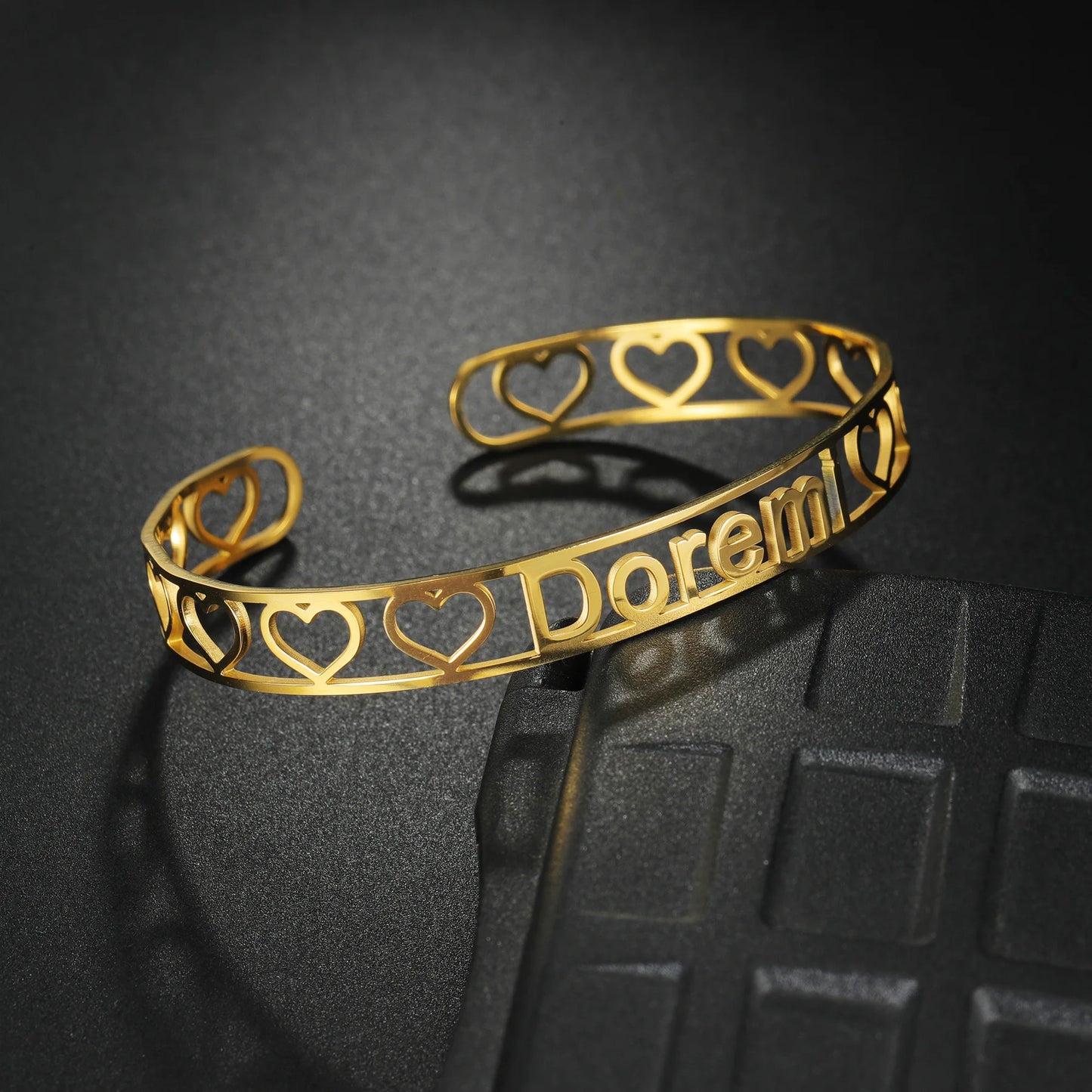 Akizoom Personalized Custom Name Bracelets Heart Crown Stainless Steel Wide Hand Cuff Bangles for Women Men Wedding Jewelry Gift
