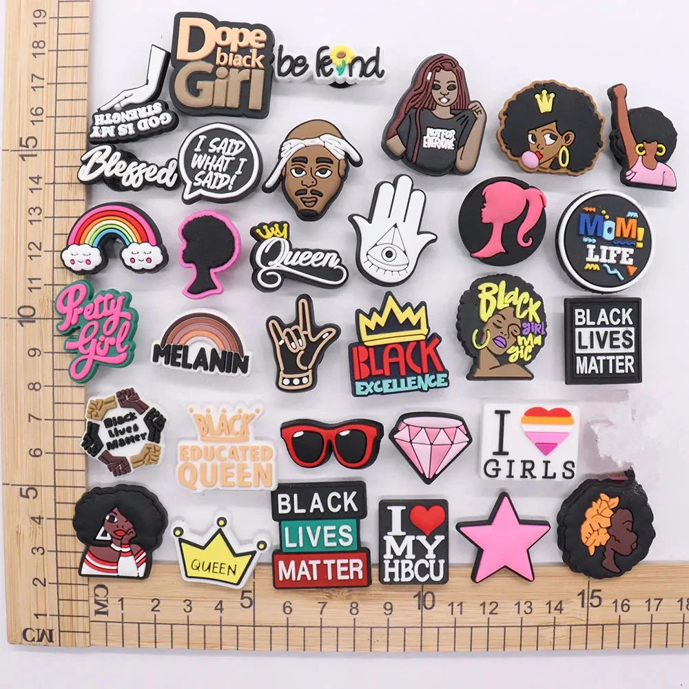 1 pieza de PVC negro para niña, sé amiga, mamá, vida, arcoíris, dijes para adultos, hebilla, zuecos, mezcla de decoraciones para zapatos, se adapta a la mochila