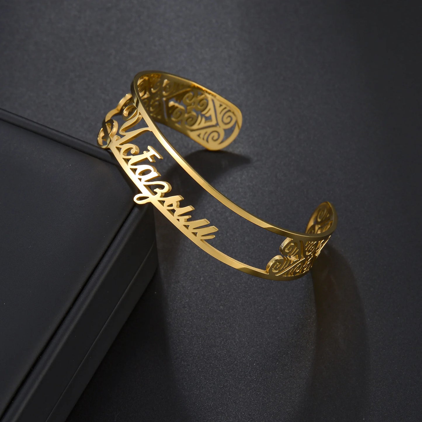 Akizoom Personalized Custom Name Bracelets Heart Crown Stainless Steel Wide Hand Cuff Bangles for Women Men Wedding Jewelry Gift