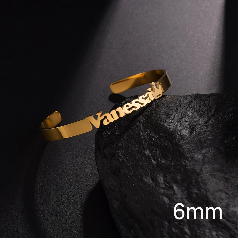 Akizoom Personalized Custom Name Bracelets Heart Crown Stainless Steel Wide Hand Cuff Bangles for Women Men Wedding Jewelry Gift